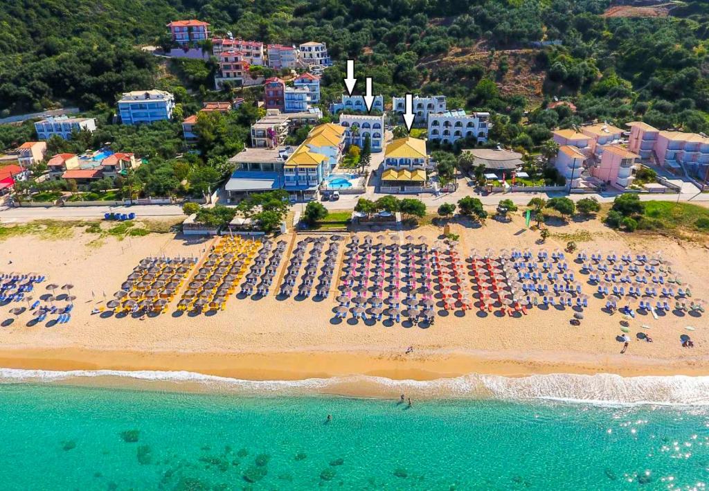 una vista aérea de una playa con sillas y sombrillas en Sigma Hotel, en Paralia Vrachou