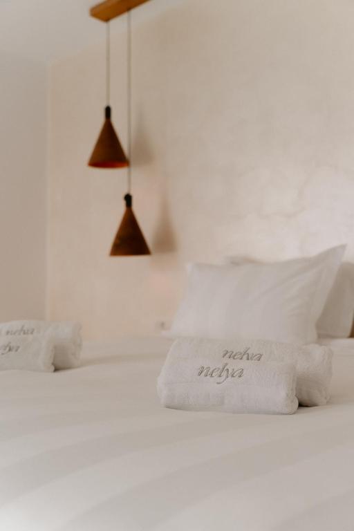 Postel nebo postele na pokoji v ubytování Nelya Suites