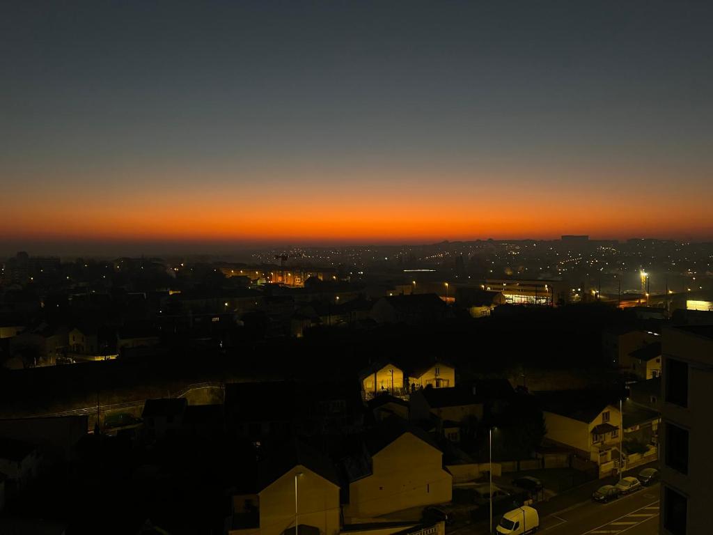 - Vistas a la ciudad al atardecer en Chambre artistique entre Disneyland et Paris en Neuilly-sur-Marne