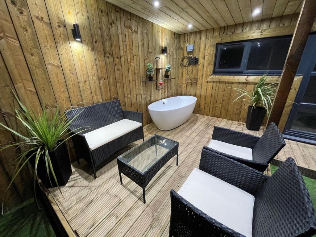 TV a/nebo společenská místnost v ubytování Little Paddock