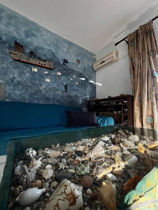 1 dormitorio con una gran pila de rocas en el suelo en Shells_Haven, en Skála Néon Kydonión