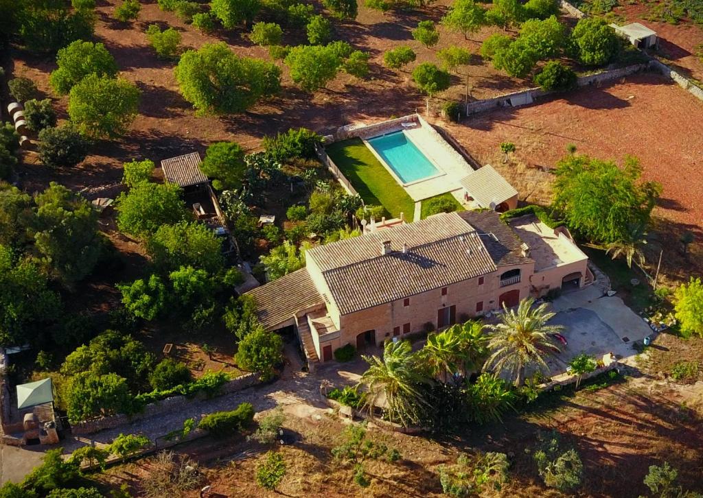 une vue aérienne d'une maison avec piscine dans l'établissement Finca Na Moreta, à Felanitx