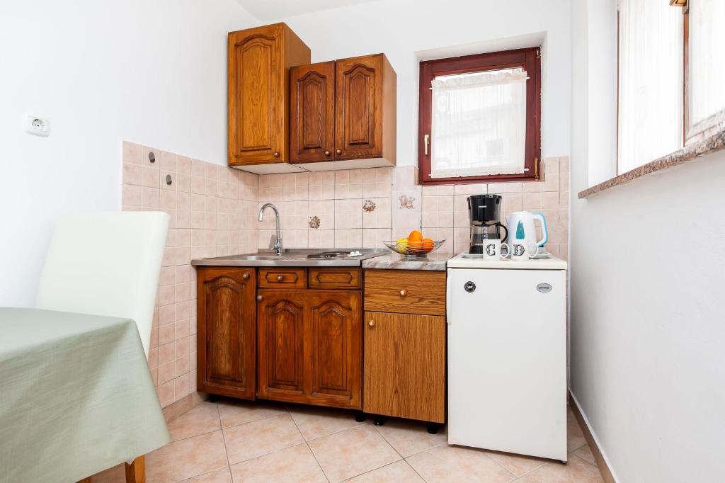 Kuchyň nebo kuchyňský kout v ubytování Apartments and Room Silvana