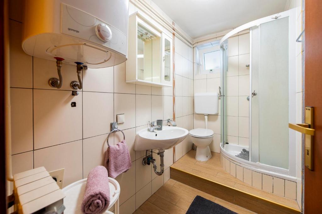Koupelna v ubytování Apartments and Room Silvana
