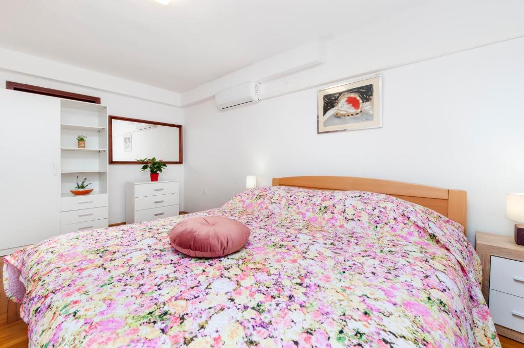 Postel nebo postele na pokoji v ubytování Apartments and Room Silvana