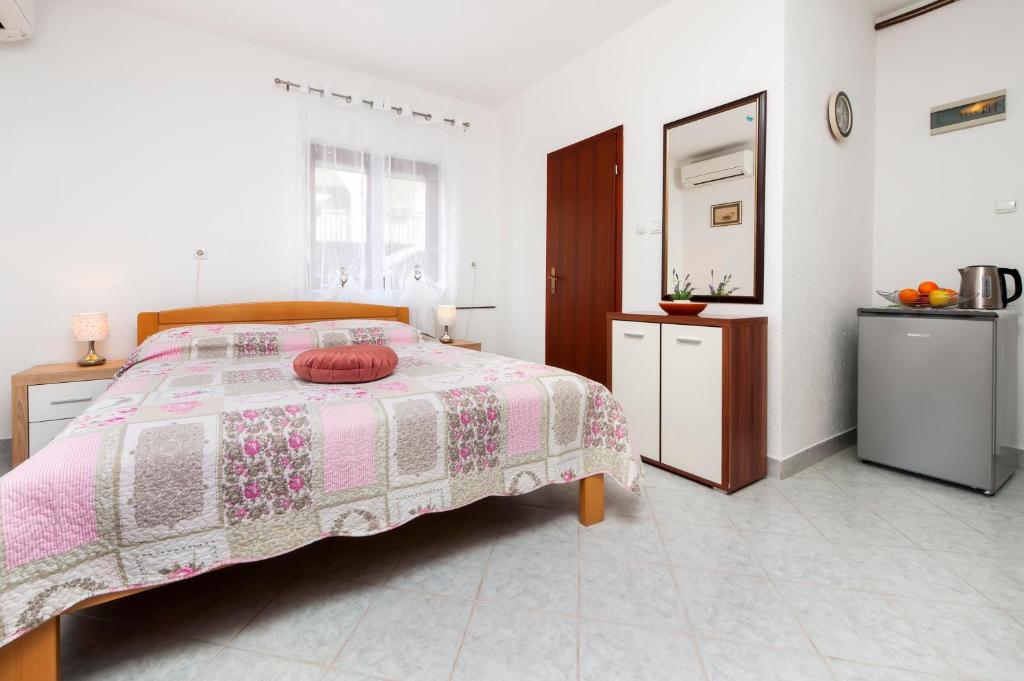 Postel nebo postele na pokoji v ubytování Apartments and Room Silvana