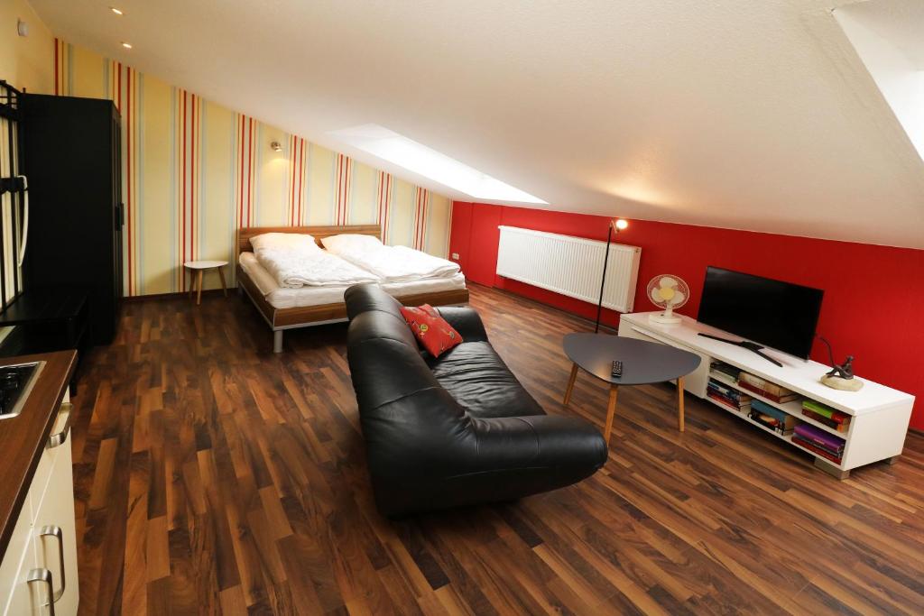 ein Wohnzimmer mit einem Sofa und einem Bett in der Unterkunft Ferienhaus Quartier18 strandnah S2 in Ostseebad Karlshagen