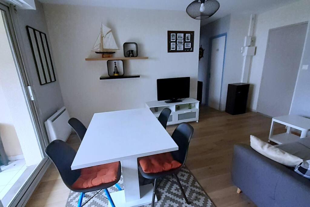 TV a/nebo společenská místnost v ubytování Appartement, parking privé, balcon