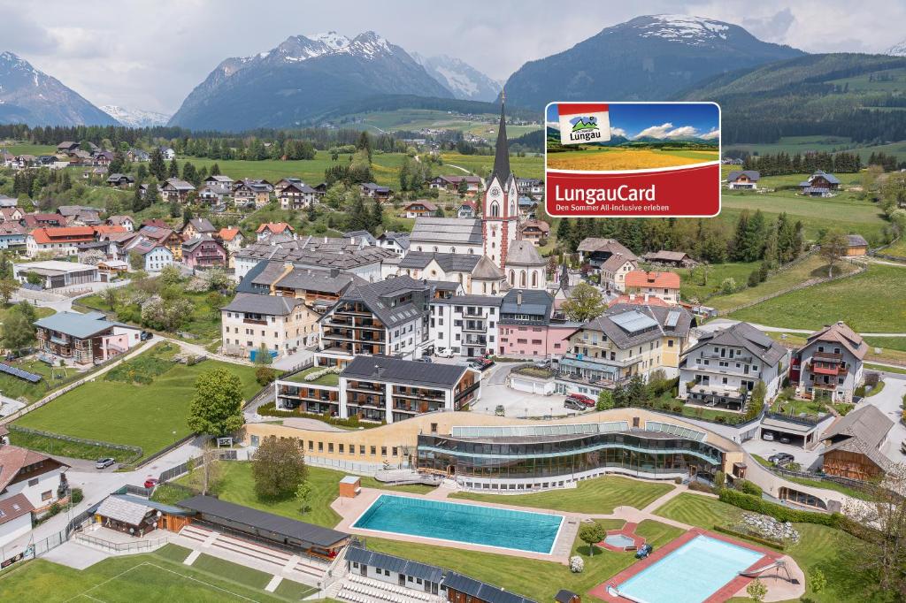 uma vista aérea de uma cidade com montanhas em AlpenParks Hotel & Apartment Carpe Solem Mariapfarr em Mariapfarr
