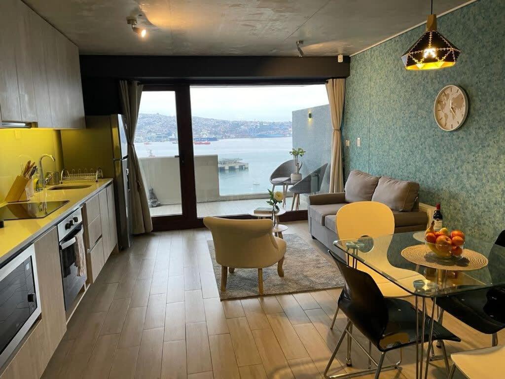 Il comprend une cuisine et un salon offrant une vue sur l'océan. dans l'établissement Lujoso Estudio con Mejor Vista del Puerto Parking Servicio HOM 0408, à Valparaíso