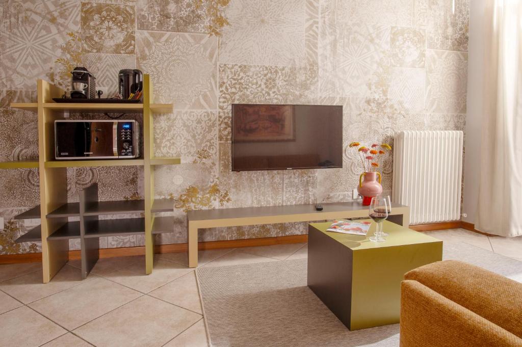 Televízia a/alebo spoločenská miestnosť v ubytovaní Appartamenti La Grotta