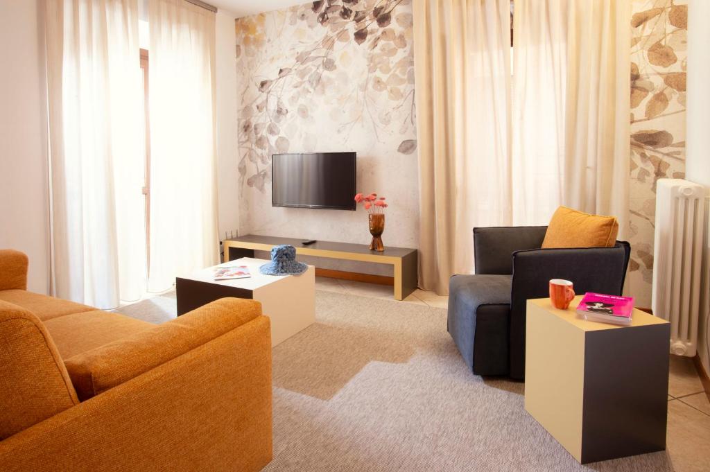 Televízia a/alebo spoločenská miestnosť v ubytovaní Appartamenti La Grotta