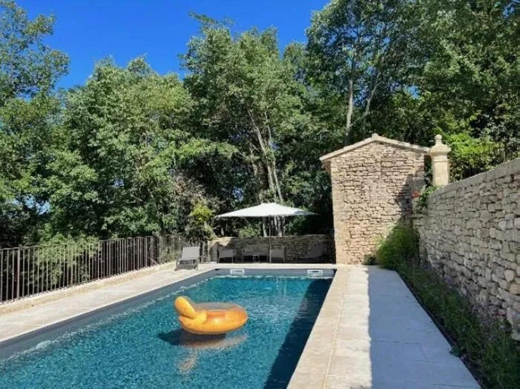 une piscine avec un radeau gonflable au milieu dans l'établissement Villa luxueuse à Ménerbes + piscine, à Ménerbes
