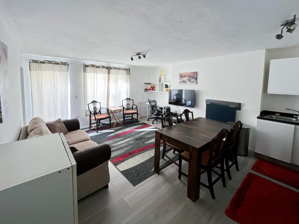 ein Wohnzimmer mit einem Sofa und einem Tisch in der Unterkunft Sleep 2 Cosy Flat With Modern Amenities in Brighton & Hove