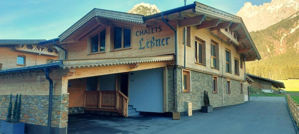 un bâtiment avec un panneau indiquant Craigers lodge dans l'établissement Chalet Leßner, à Leutasch