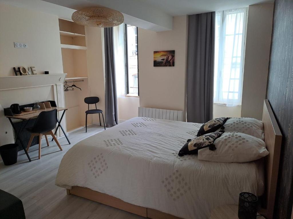 - une chambre avec un lit et un bureau dans l'établissement CASTEL HOME, à Châteaubourg