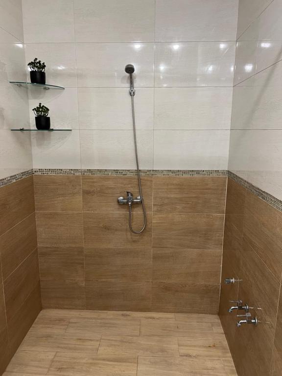 doccia con tubo in bagno di 16e Étage : Confort & Vue a Casablanca