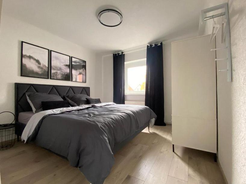 Un dormitorio con una cama grande y una ventana en Gästehaus Theo, en Gotha