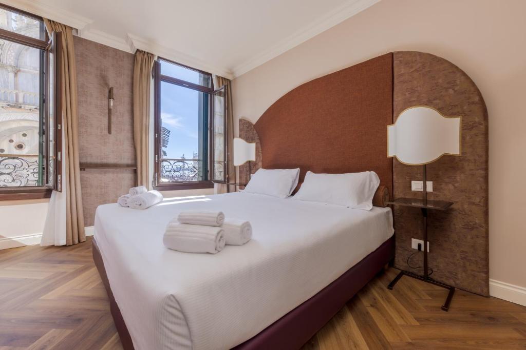 ein Schlafzimmer mit einem großen Bett mit Handtüchern darauf in der Unterkunft 286 Piazza San Marco in Venedig