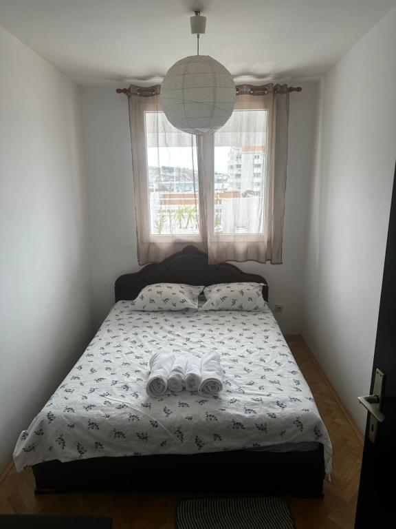 sypialnia z łóżkiem z dwoma ręcznikami w obiekcie City apartment with the sea view w Barze