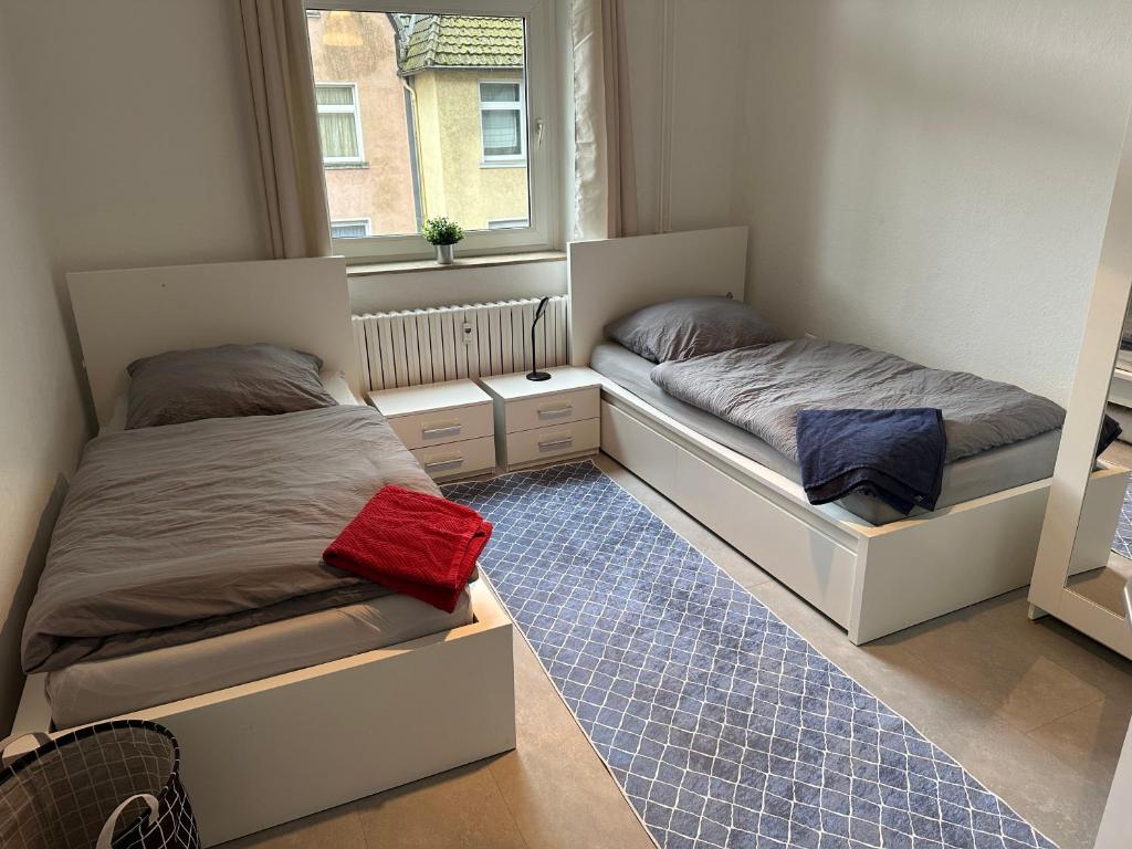 sypialnia z 2 łóżkami i oknem w obiekcie Apartment für Familien, Urlauber und Monteure w mieście Duisburg