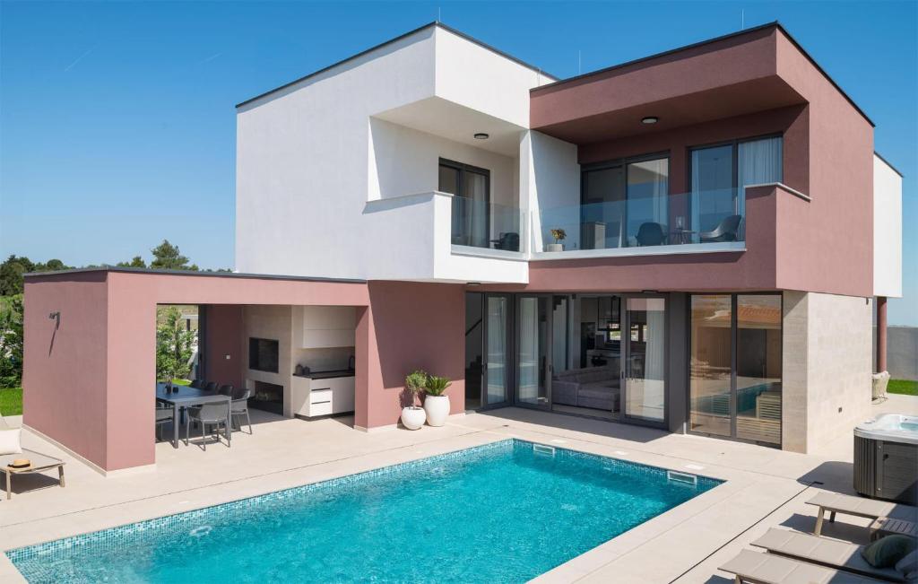 una casa con piscina frente a ella en Gorgeous Home In Vrsi With Wifi, en Vrsi