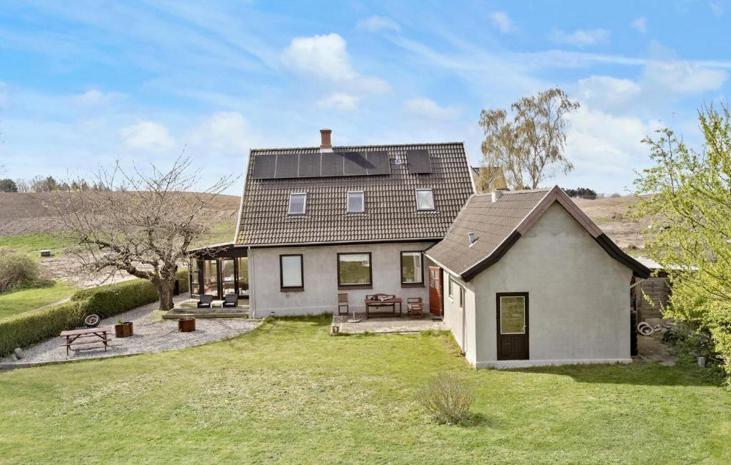 una gran casa blanca con un gran patio en Pet Friendly Home In Tranekr With Wifi, en Tranekær