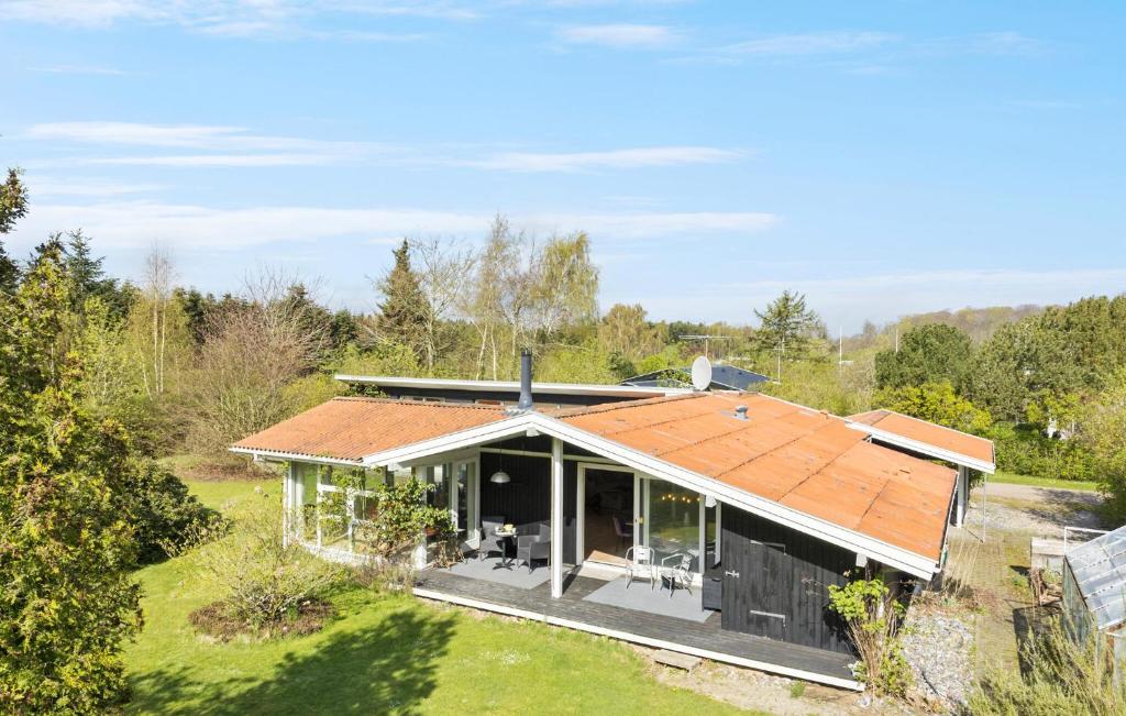 uma vista aérea de uma casa com um telhado de metal em Amazing Home In Svendborg With Wifi em Svendborg