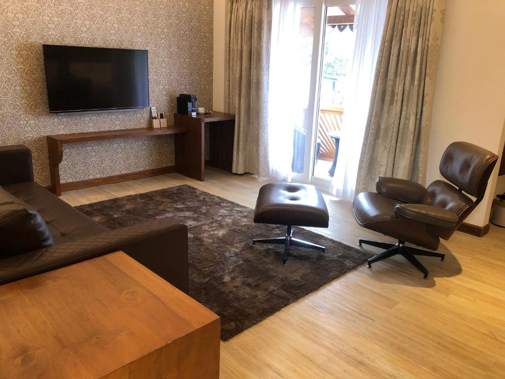 TV a/nebo společenská místnost v ubytování The Radh Hotel