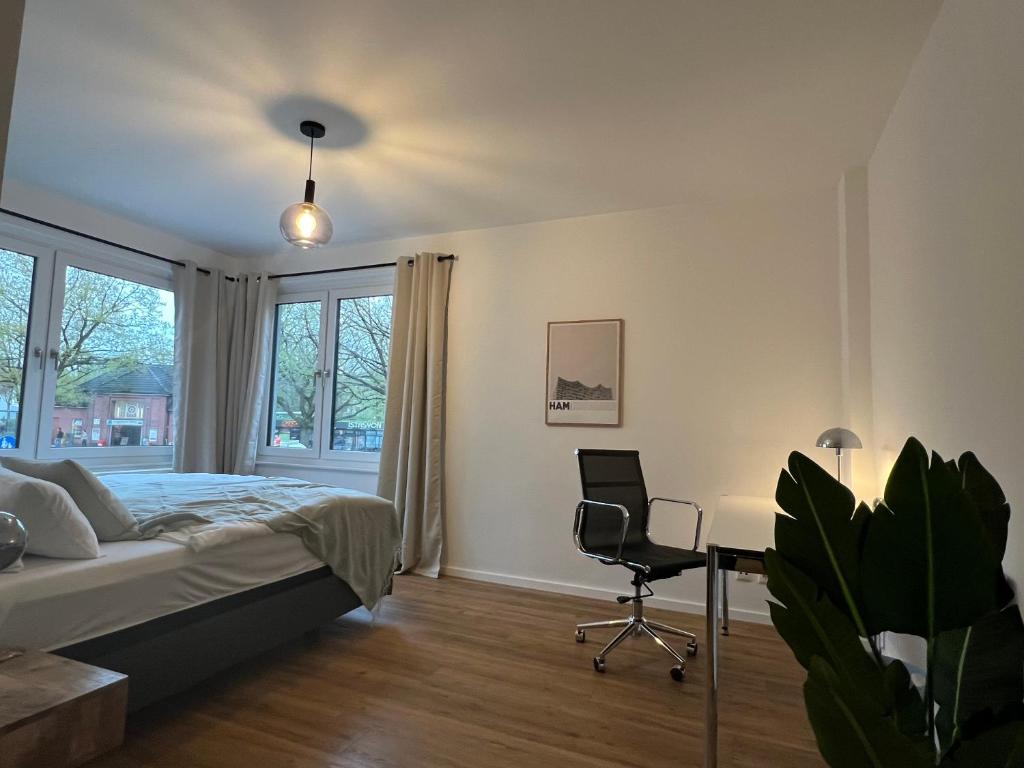 um quarto com uma cama, uma secretária e uma cadeira em Business Apartment Kranich: 3 Zimmer, Top Infrastrukturlage HH Langenhorn, Nähe Airport em Hamburgo