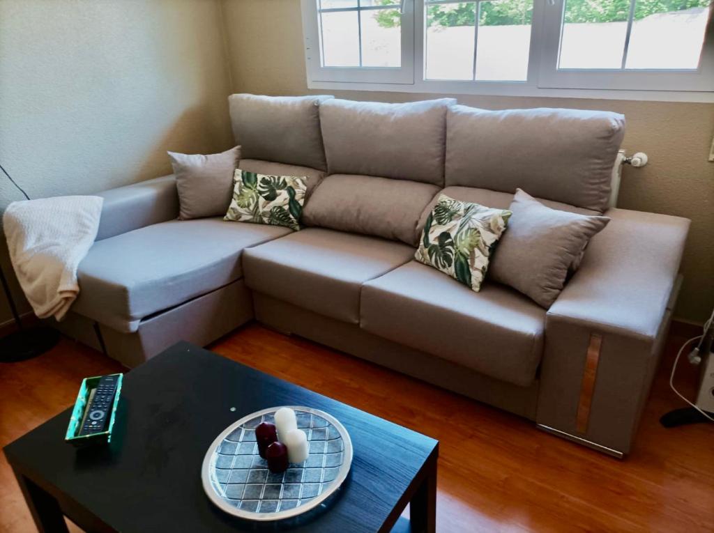 sala de estar con sofá y mesa en Dúplex cómodo, en Cehegín