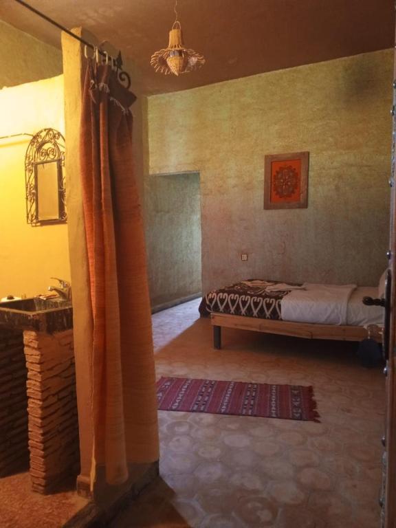Postel nebo postele na pokoji v ubytování Hostel la palmeraie merzouga