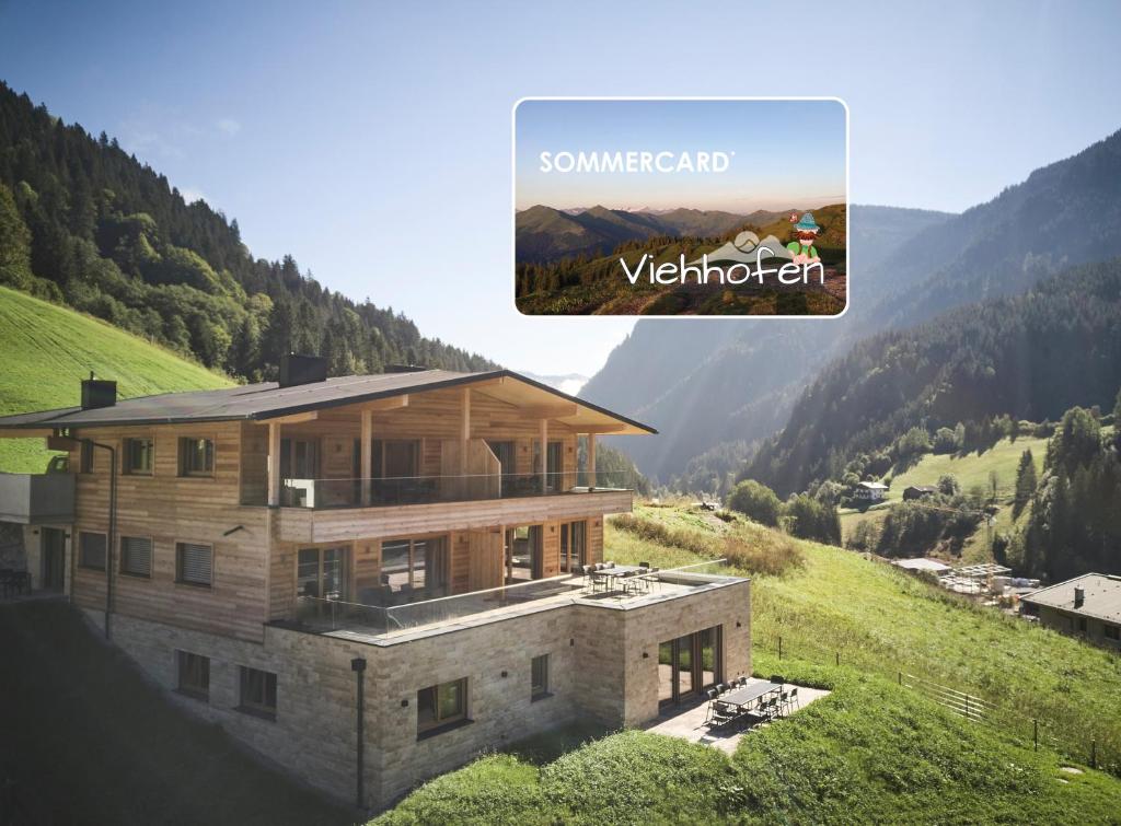 ein Haus auf einem Hügel mit Blick auf ein Tal in der Unterkunft AlpenParks Chalet & Apartment Steve Lodge Viehhofen in Viehhofen