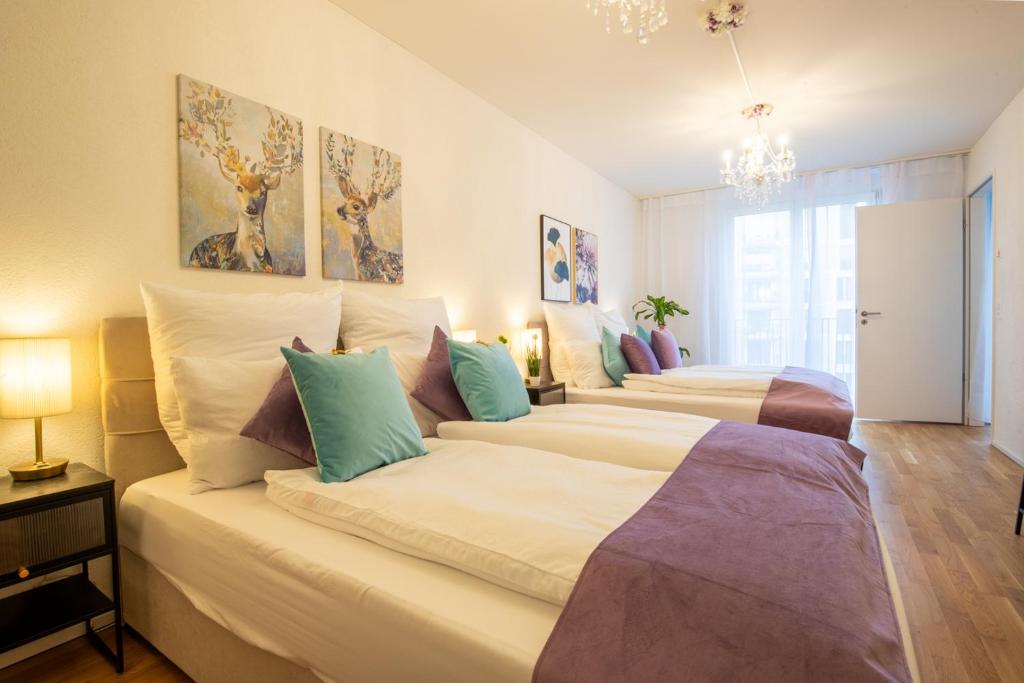 Postel nebo postele na pokoji v ubytování Special EiNSTEiN IIV Apartment, Messe Kleinbasel 10-STAR