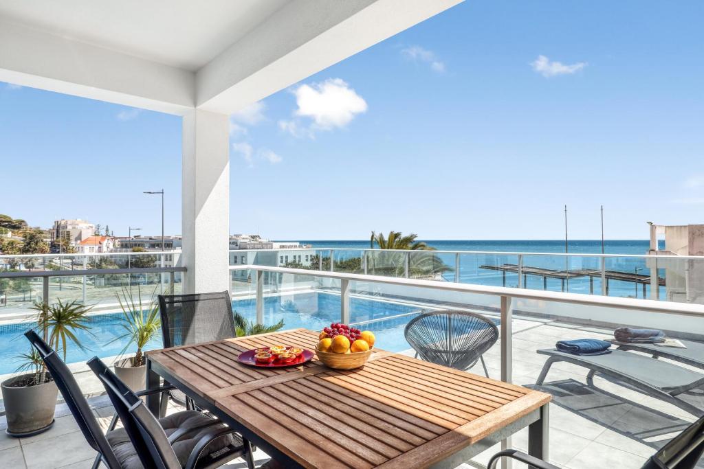 - une table sur un balcon avec vue sur l'océan dans l'établissement Ocean Chic by the Beach, à Albufeira