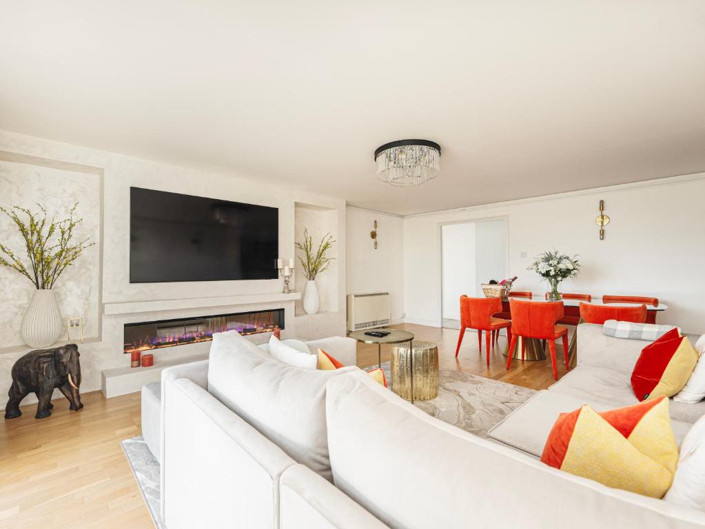 Hotel The View Greenwich - Luxury River Thames Apartment, a living room with a white couch and a tv at The View Greenwich - Luxury River Thames Apartment in London