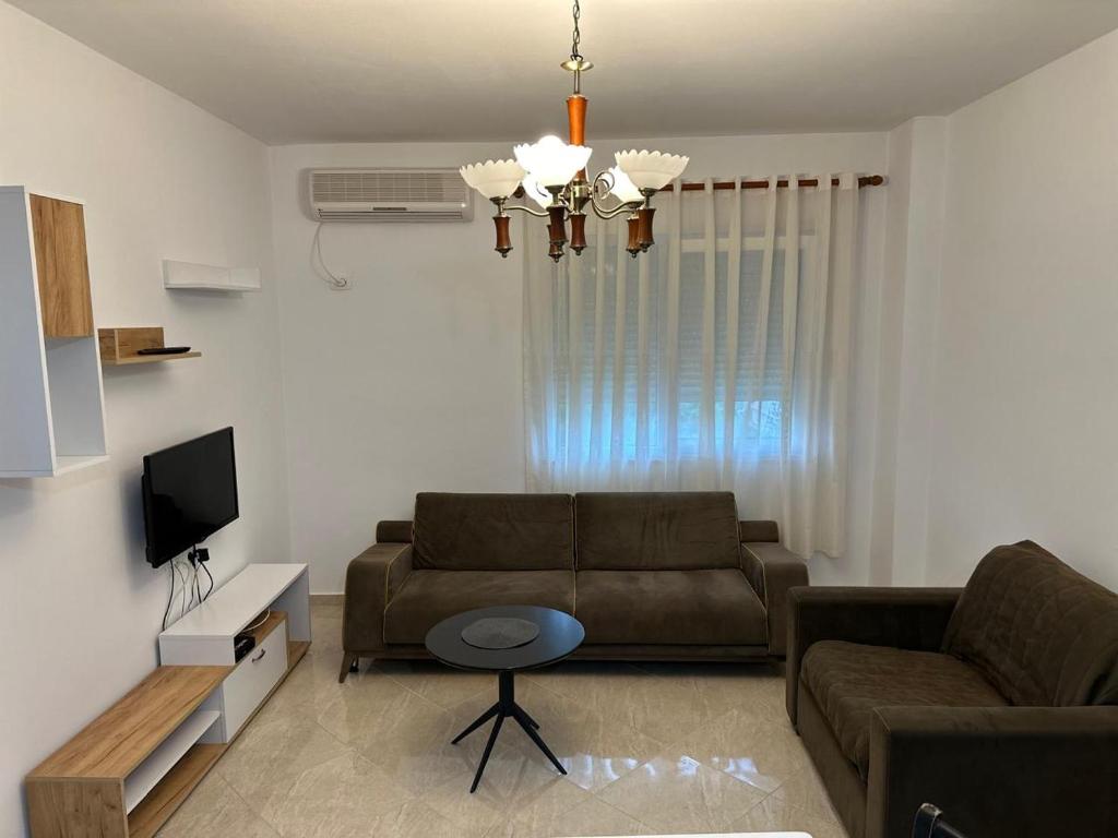 uma sala de estar com um sofá e uma televisão em Apartament 1+1 em Yrsheku