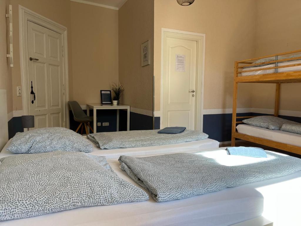 Postel nebo postele na pokoji v ubytování Blue Doors Hostel Altstadt