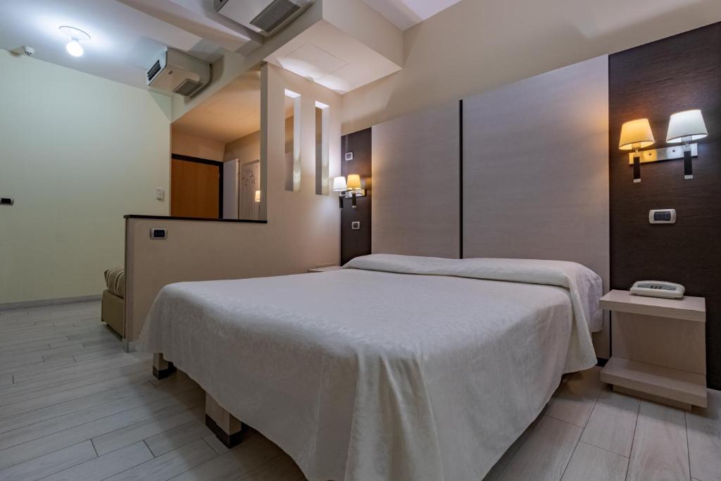 Postel nebo postele na pokoji v ubytování Albergo La Marina B&B