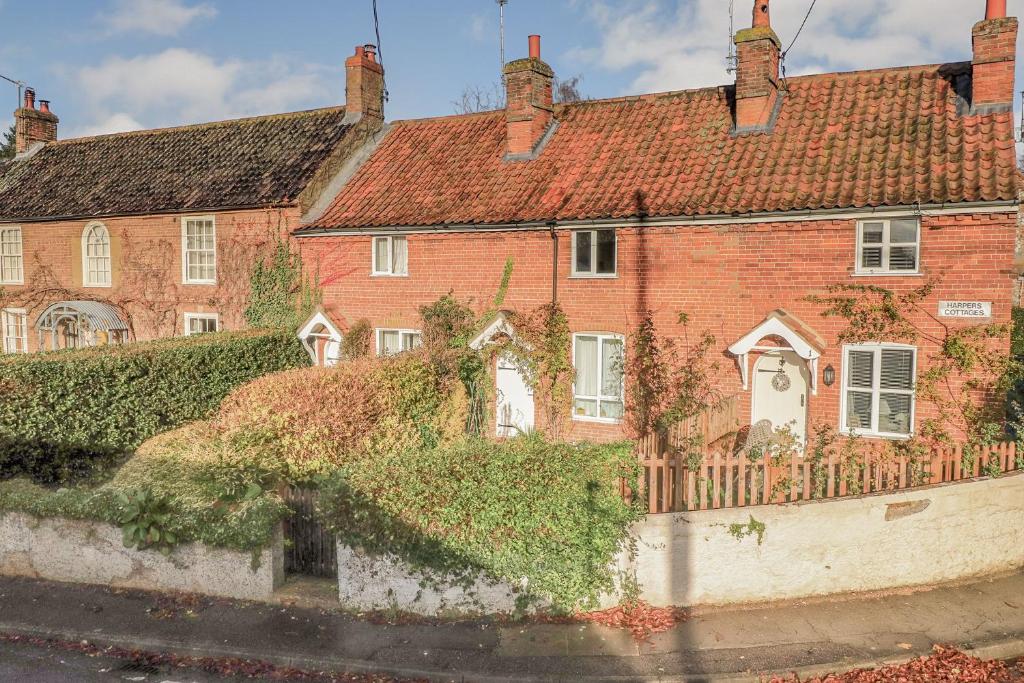 an old red brick house with ivy on it at Quaint 2 bed cottage near North Norfolk Coast - Harpers Cottages in Syderstone