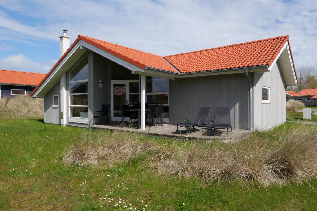 uma pequena casa com um telhado laranja em Resort 2 Sea Lodge C 114 em Grossenbrode