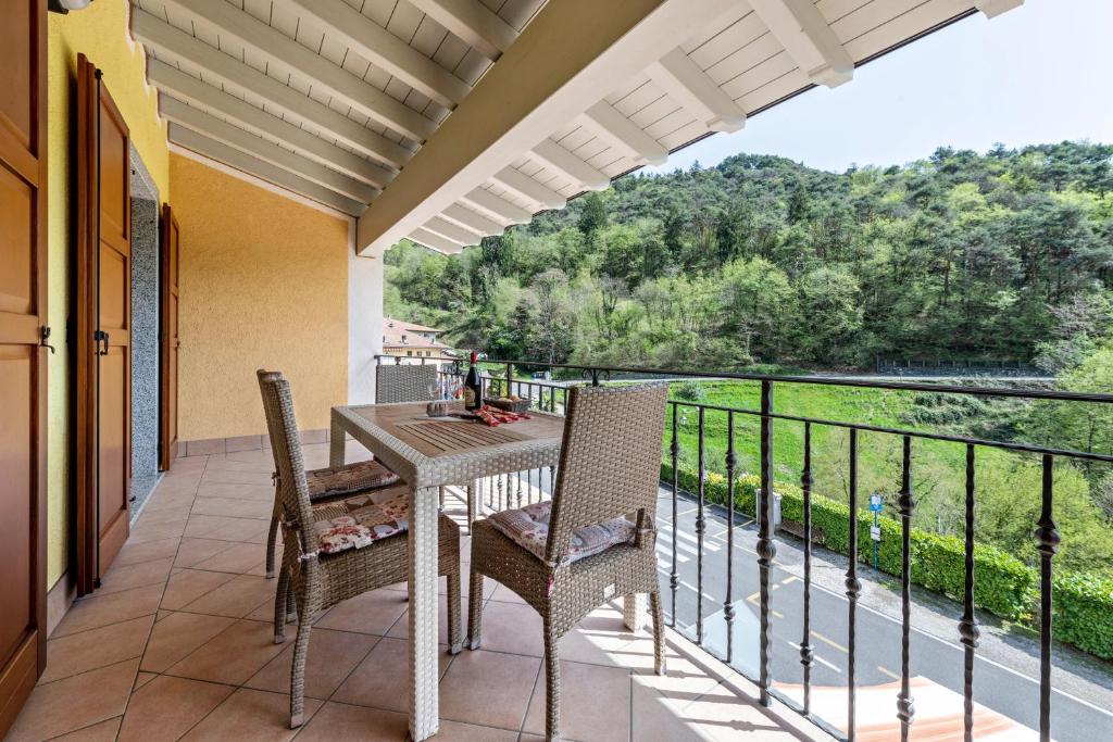 d'une terrasse avec une table et des chaises sur un balcon. dans l'établissement Residence Tatiana B2, à Tremosine