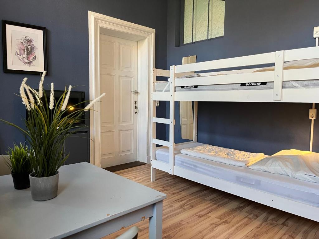 Postel nebo postele na pokoji v ubytování Blue Doors Hostel Altstadt