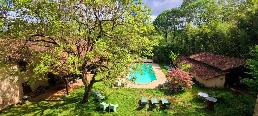 einen Blick über einen Garten mit Pool in der Unterkunft Le Manoir du Moulin de Madame in Villeneuve-sur-Lot