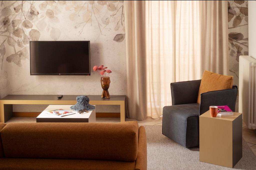 Televízia a/alebo spoločenská miestnosť v ubytovaní Appartamenti La Grotta