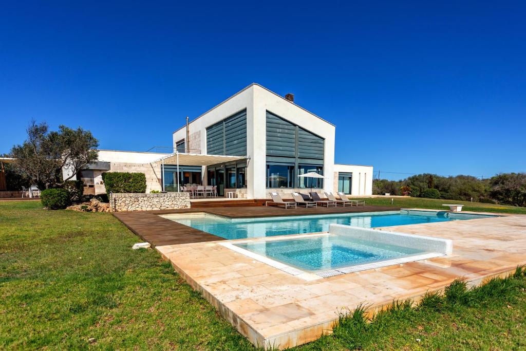 una casa con piscina nel cortile di Villa Forma Nou a Mahón