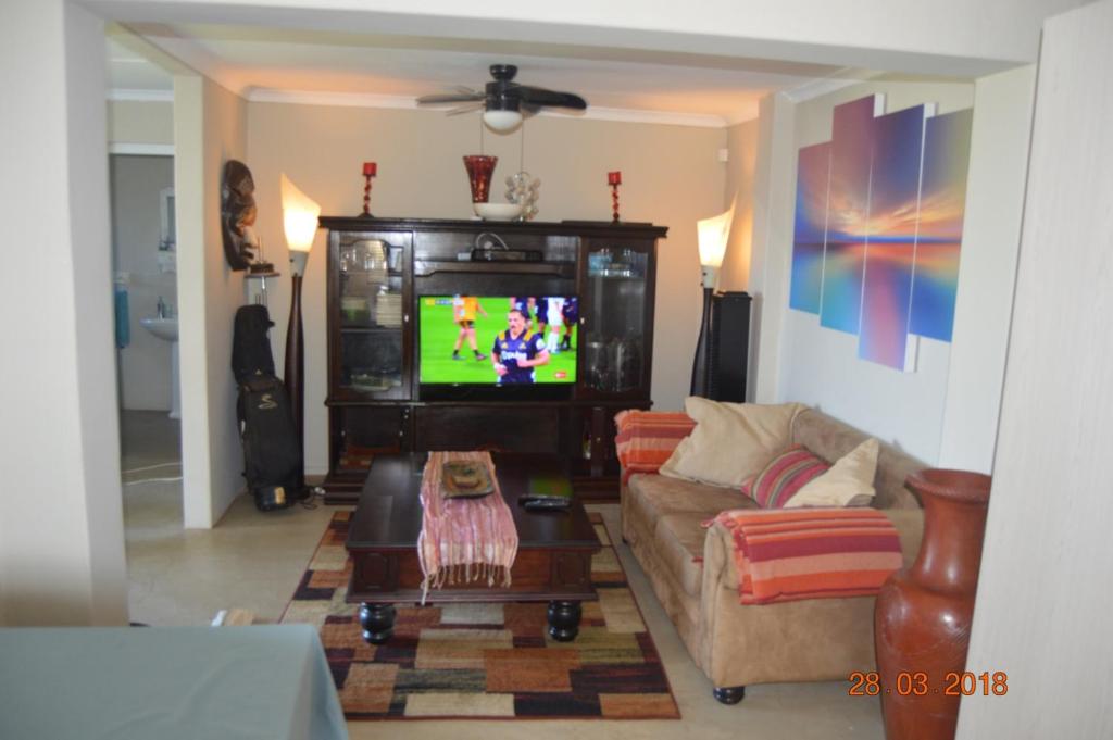 TV a/nebo společenská místnost v ubytování Ocean Tribe Guest Cottage