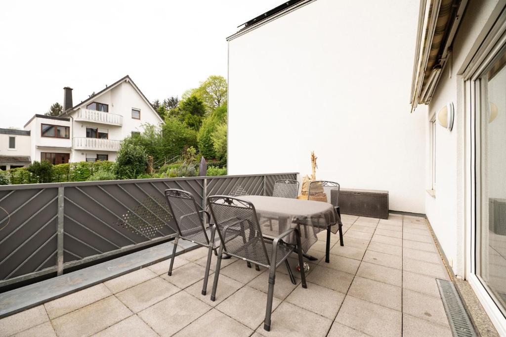 a patio with a table and chairs on a balcony at Ferienwohnung Steffen in Trier