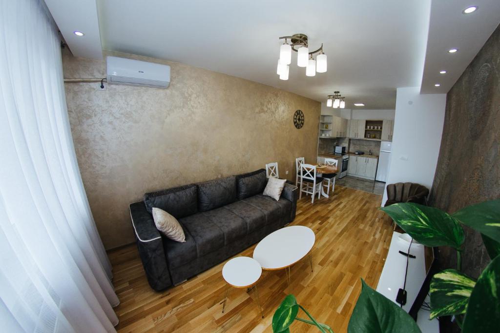 a living room with a couch and a table at Vojvodjanska zora - besplatan parking in Sombor