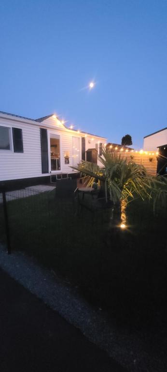 ein Haus wird nachts beleuchtet in der Unterkunft Chalet Sea-renity Lakeside met jacuzzi in Jabbeke